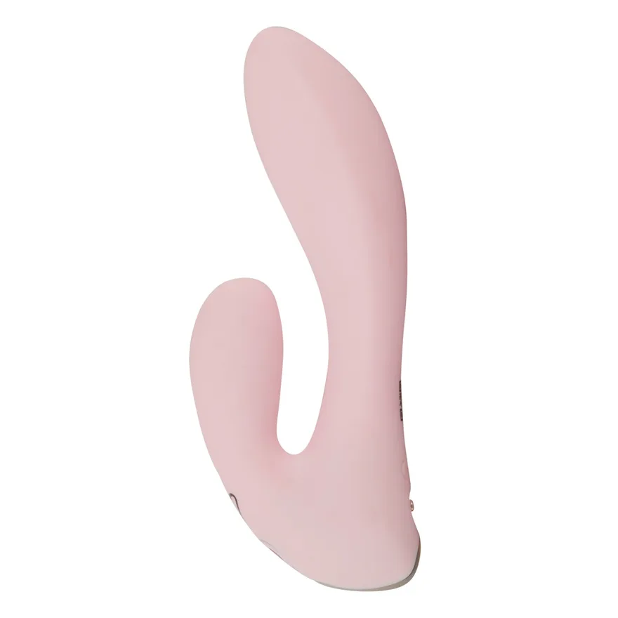 Beau Coeur Cerya Strong Mini Vibrator i ljusrosa, sedd från sidan med klitorisarmen till vänster om skaftet
