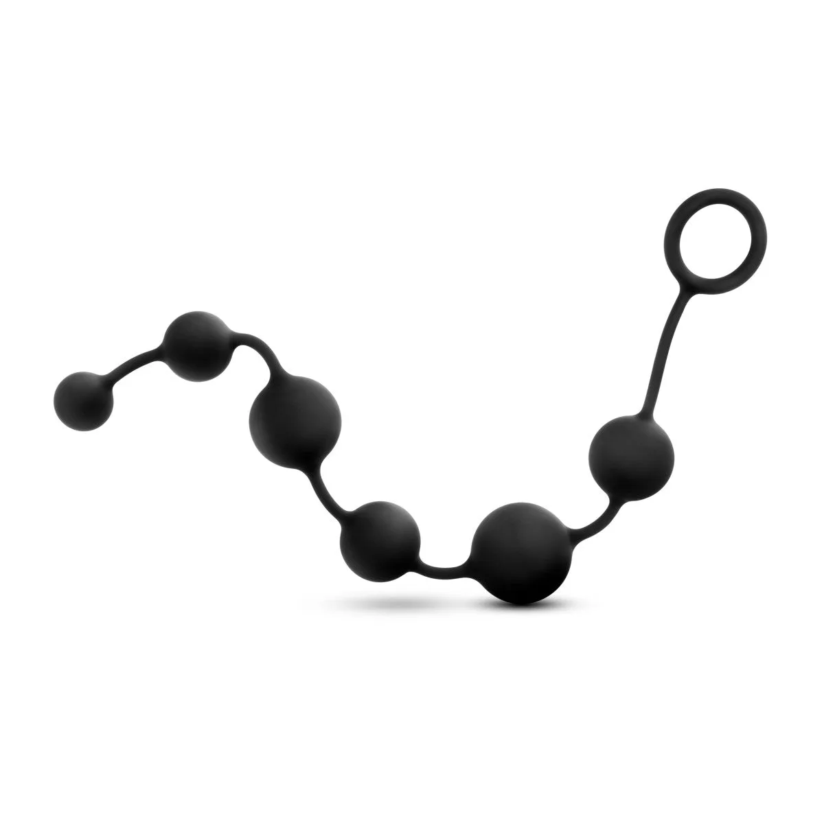 Blush Anal Adventures Large Anal Beads i svart silikon, hela pärlraden utlagd från sidan med draghandtaget synligt