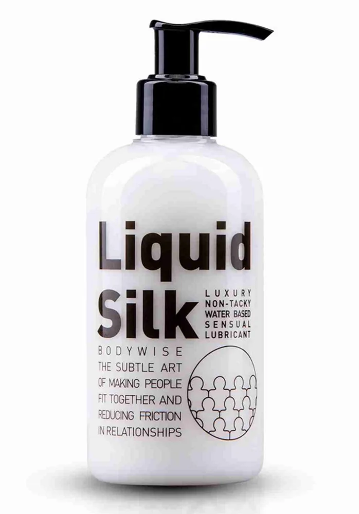 Hvid pumpeflaske Liquid Silk 250 ml med sort pumpe og etiket fra Bodywise, fotograferet forfra mod en hvid baggrund