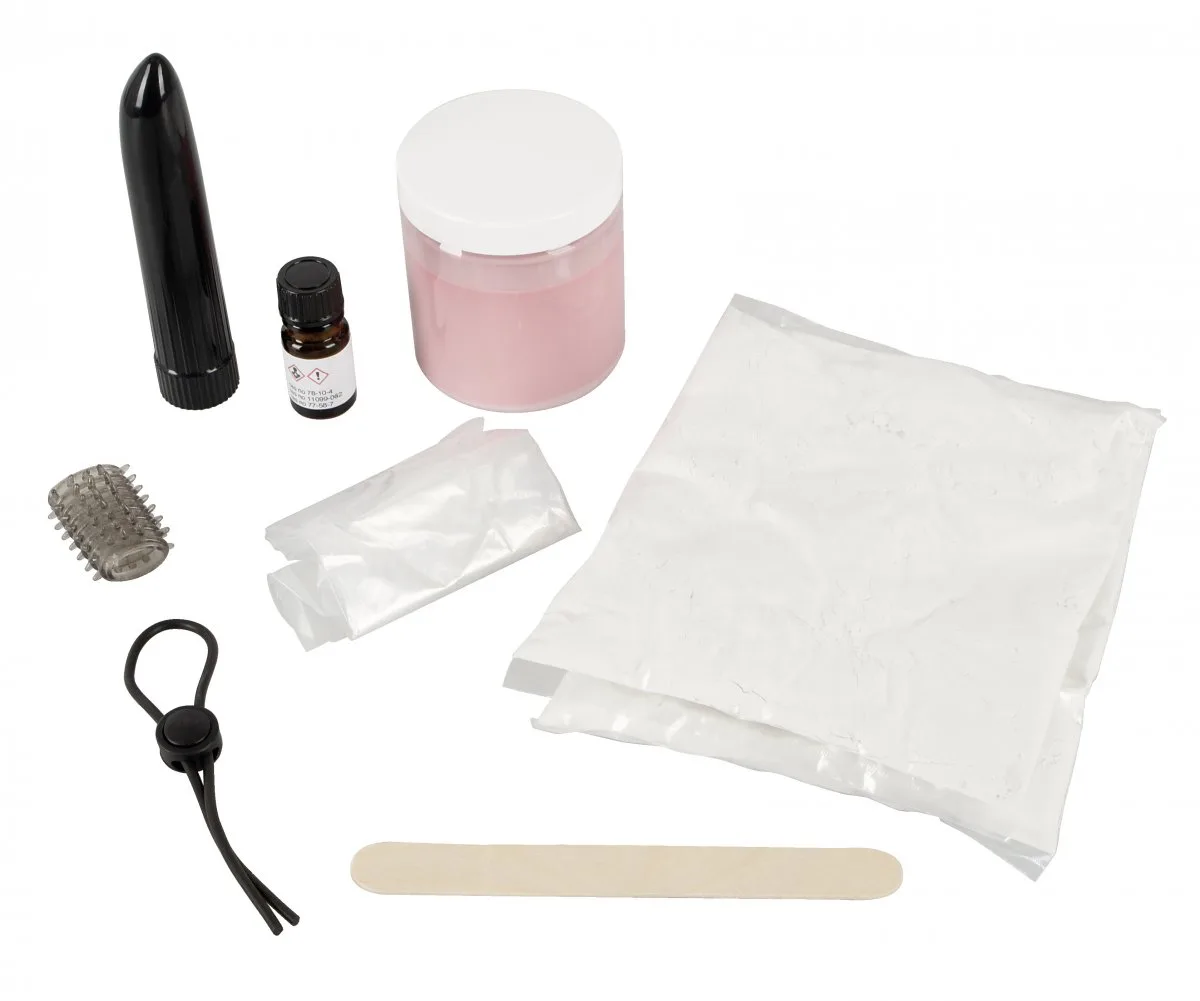 Innehållet i Cloneboy Dildo With Vibrator: svart vibratorenhet, härdarflaska, burk med hudfärgat silikongummi, stimuleringssleeve, lassopenisring, blandarpinne och påsar med 3D-gel