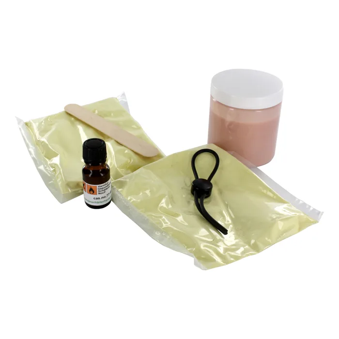 Cloneboy Personal Dildo: kitets delar utlagda på vit bakgrund — två påsar 3D-gel, blandarpinne i trä, härdarflaska, lassopenisring och burk med hudfärgat silikon