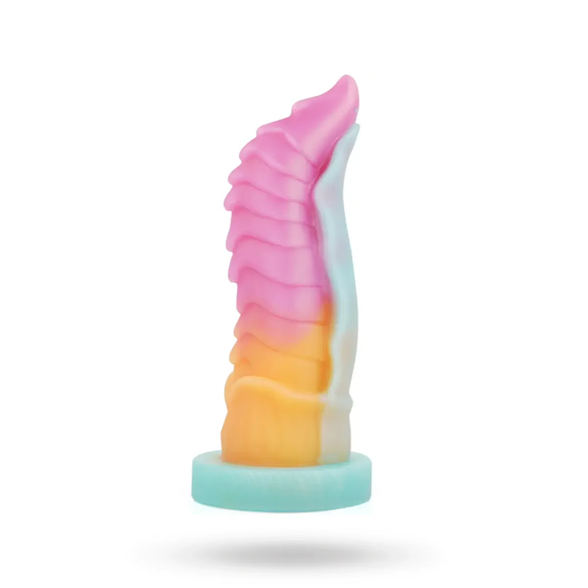 Epic Kelpie Dildo Water Spirit 22 cm stående i trekvartsvy, flerfärgad silikon i rosa, orange och turkos med räfflad struktur och rund sugkoppsbas