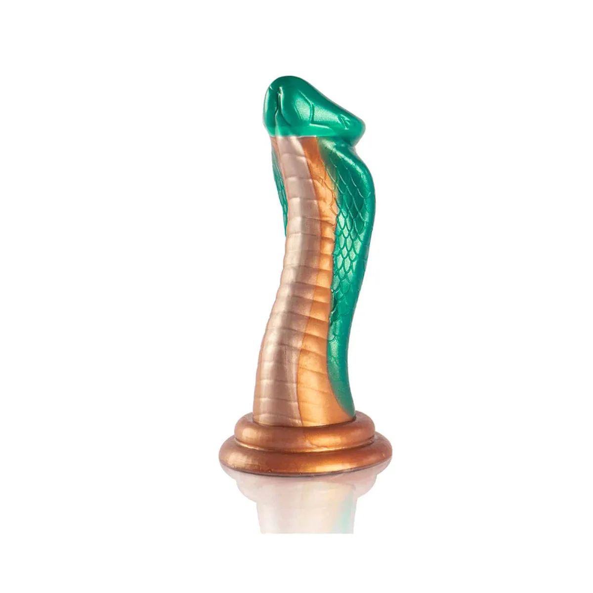 Epic Python Dildo Cobra Green sedd från sidan, med grönt fjällmönstrat kobrahuvud och kopparfärgad undersida på en kopparfärgad basplatta