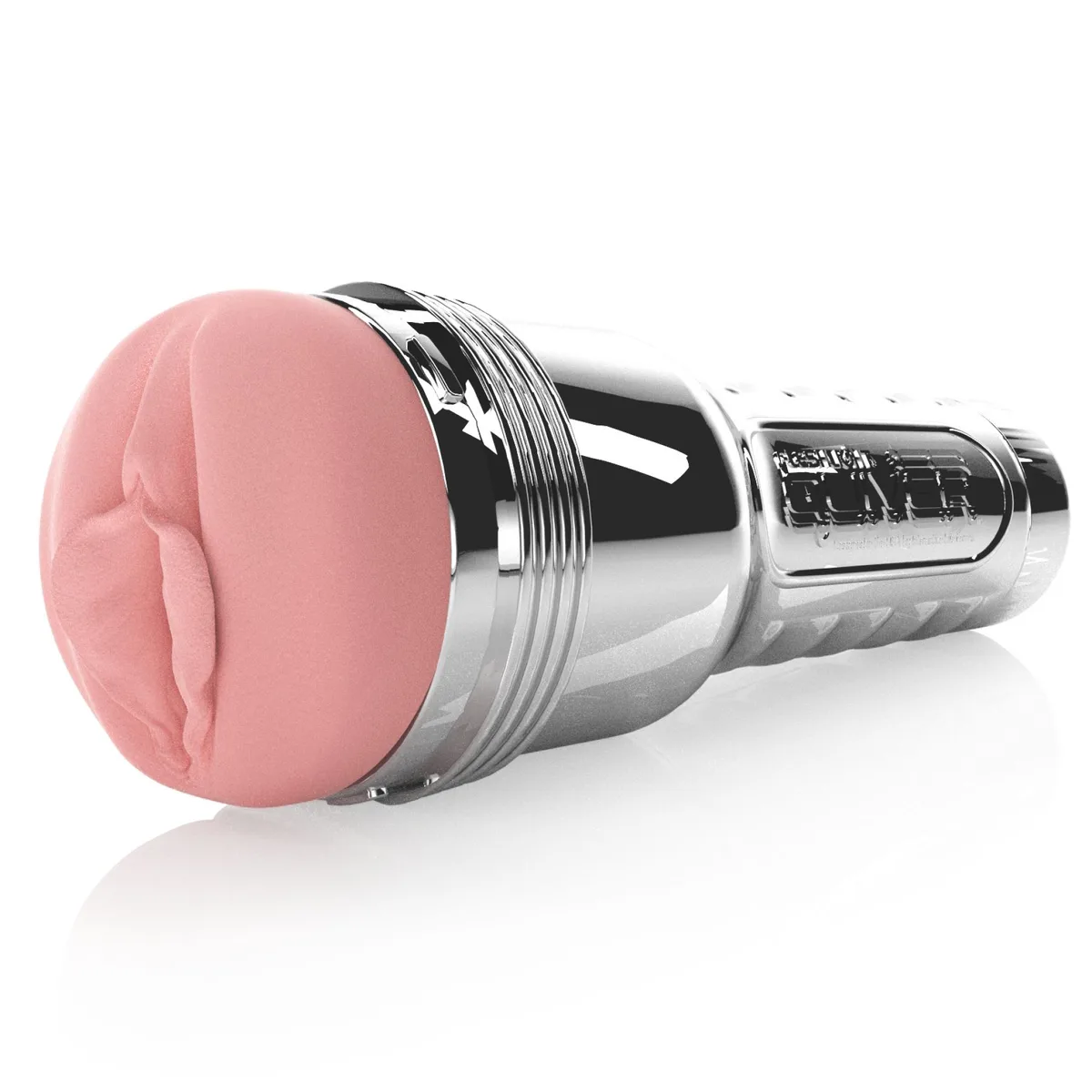 Fleshlight Quiver med kromat hölje och rosa SuperSkin-öppning, sedd snett framifrån