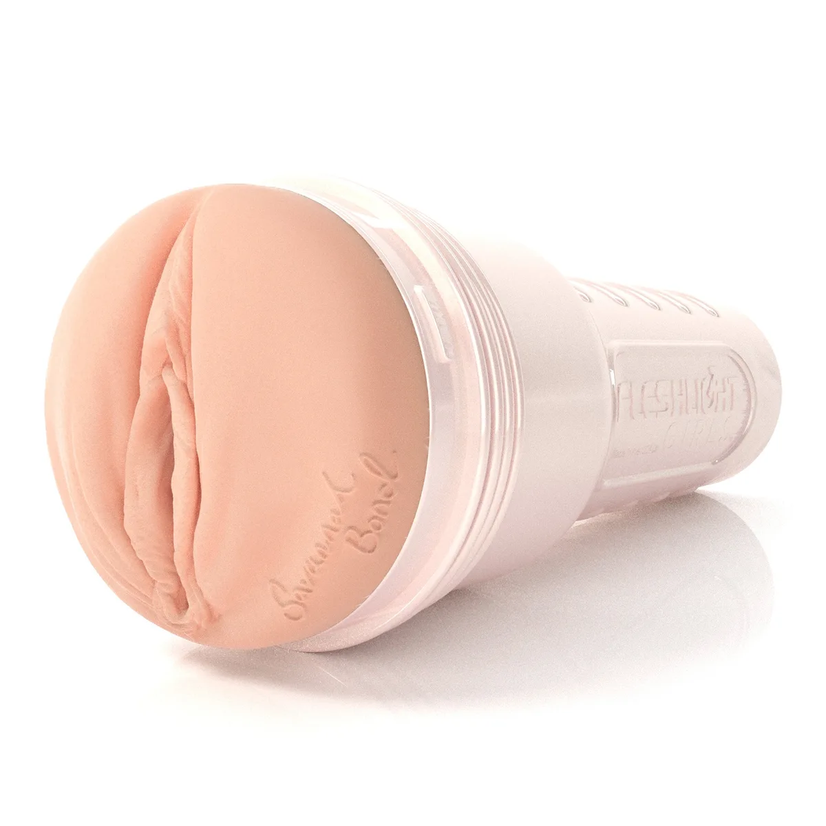 Fleshlight Girls Savannah Bond From Australia with Love, sedd snett framifrån med vaginaöppningen i SuperSkin och det pärlemorfärgade höljet