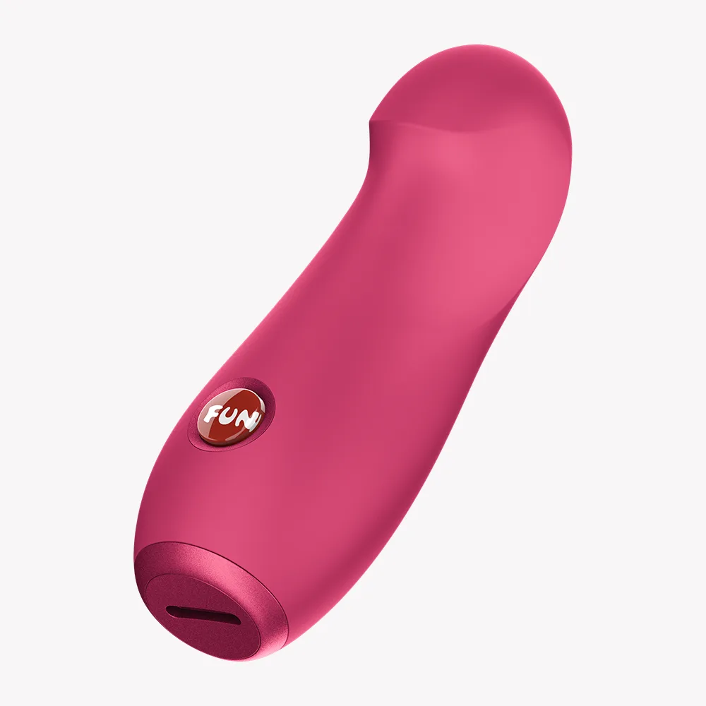 Fun Factory Stella minivibrator i färgen Raspberry, sedd snett från sidan med den böjda spetsen uppåt