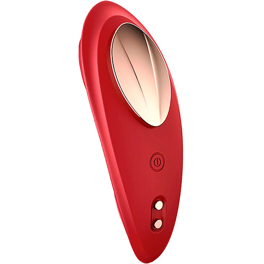IntoYou Panty Vibrator With App i rött, sedd snett framifrån med den guldfärgade infattningen, knappen och de två laddstiften