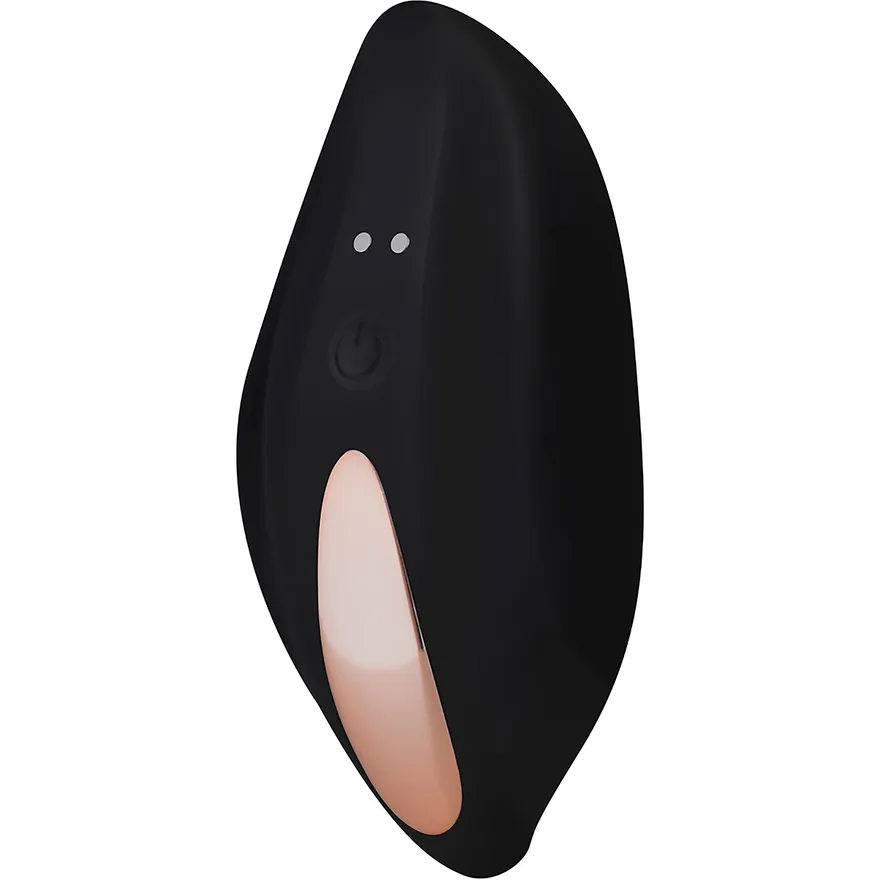 PantyRebel Vibrating Briefs lay-on-vibrator i svart silikon, sedd snett framifrån med på/av-knappen och de två laddkontakterna