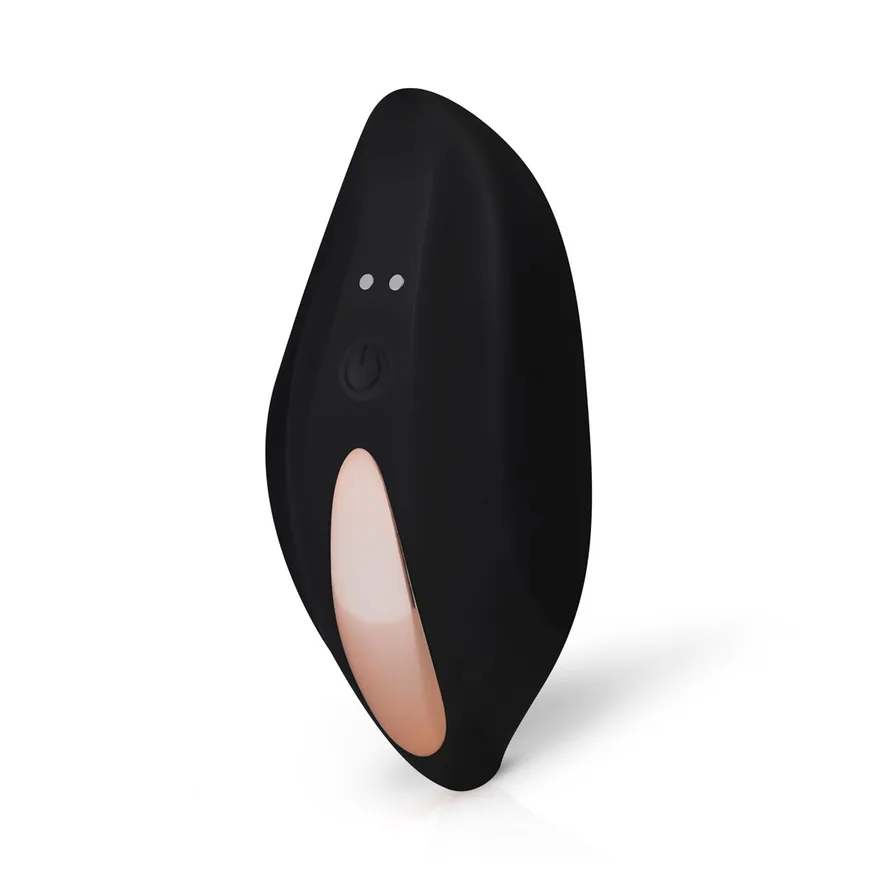 PantyRebel Vibrating Thong: den svarta lay-on-vibratorn sedd snett framifrån med på/av-knappen och den roséfärgade insatsen