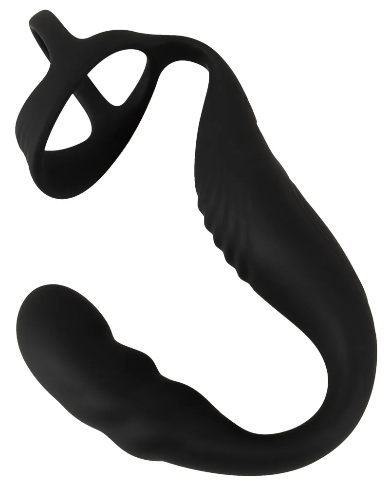 Rebel Cock Ring with RC Prostate Plug i svart silikon, sedd från sidan med penis- och pungring, perineumsteg och prostataplugg