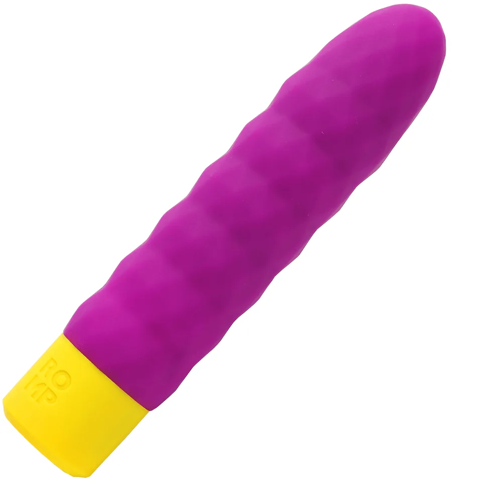 ROMP Beat bulletvibrator i ljuslila, sedd snett från sidan med den gula basen nedåt