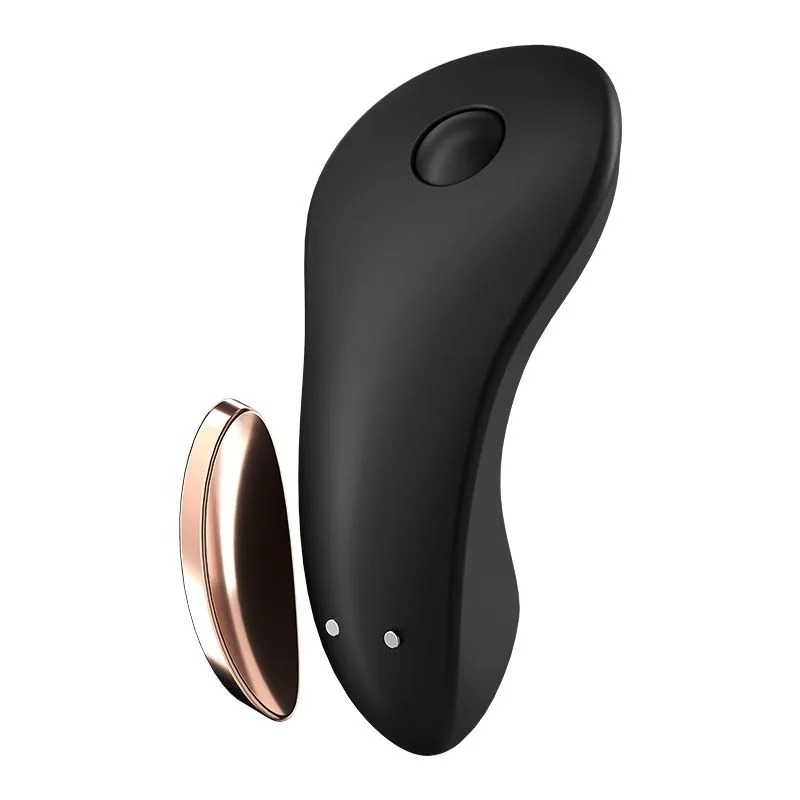 Satisfyer Little Secret i svart, sedd snett framifrån med den rosaguldfärgade magnetbrickan bredvid