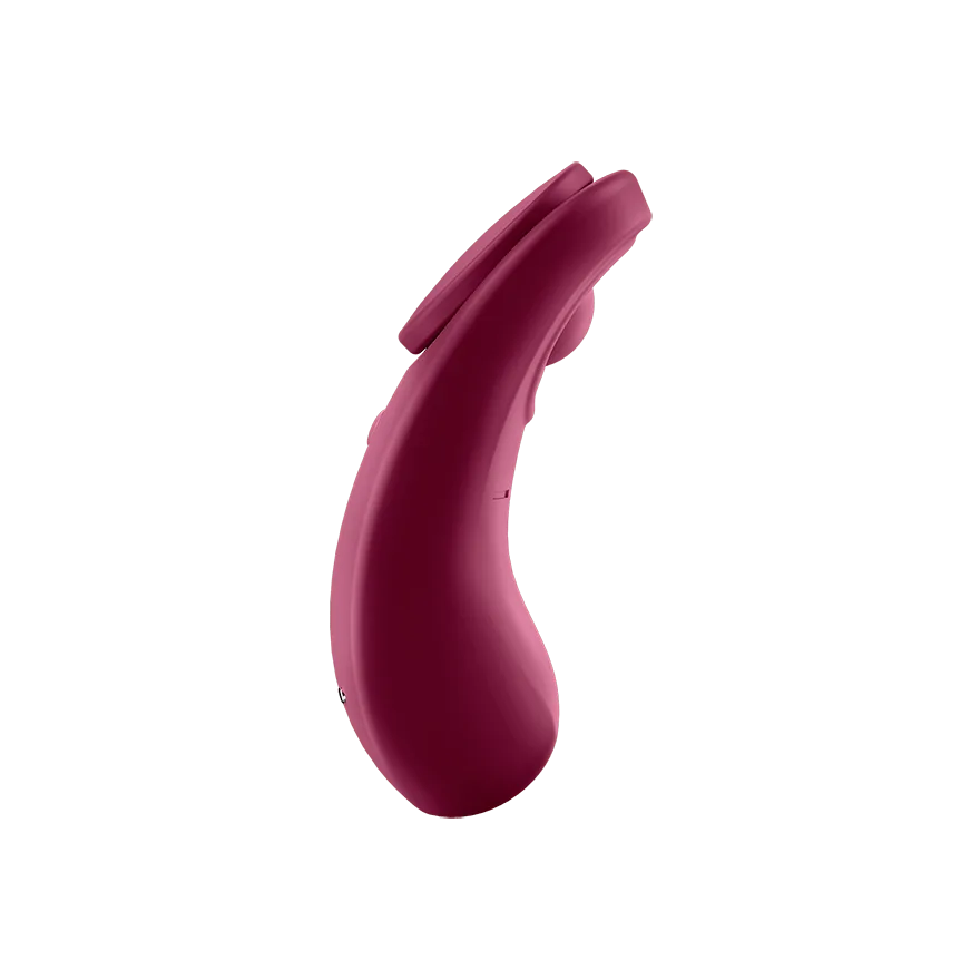 Satisfyer Sexy Secret i rött, sedd snett framifrån med den runda magnetklämman lyft från ovansidan