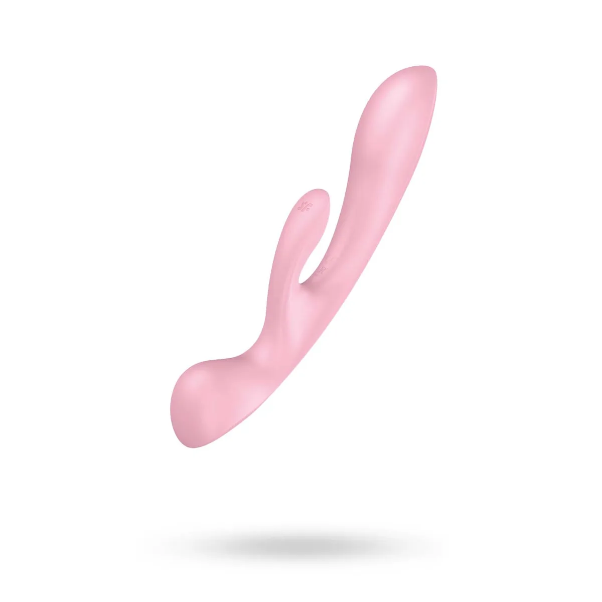 Satisfyer Triple Oh i rosa, sedd snett från sidan med rabbitarmen och massagehuvudet i samma kropp