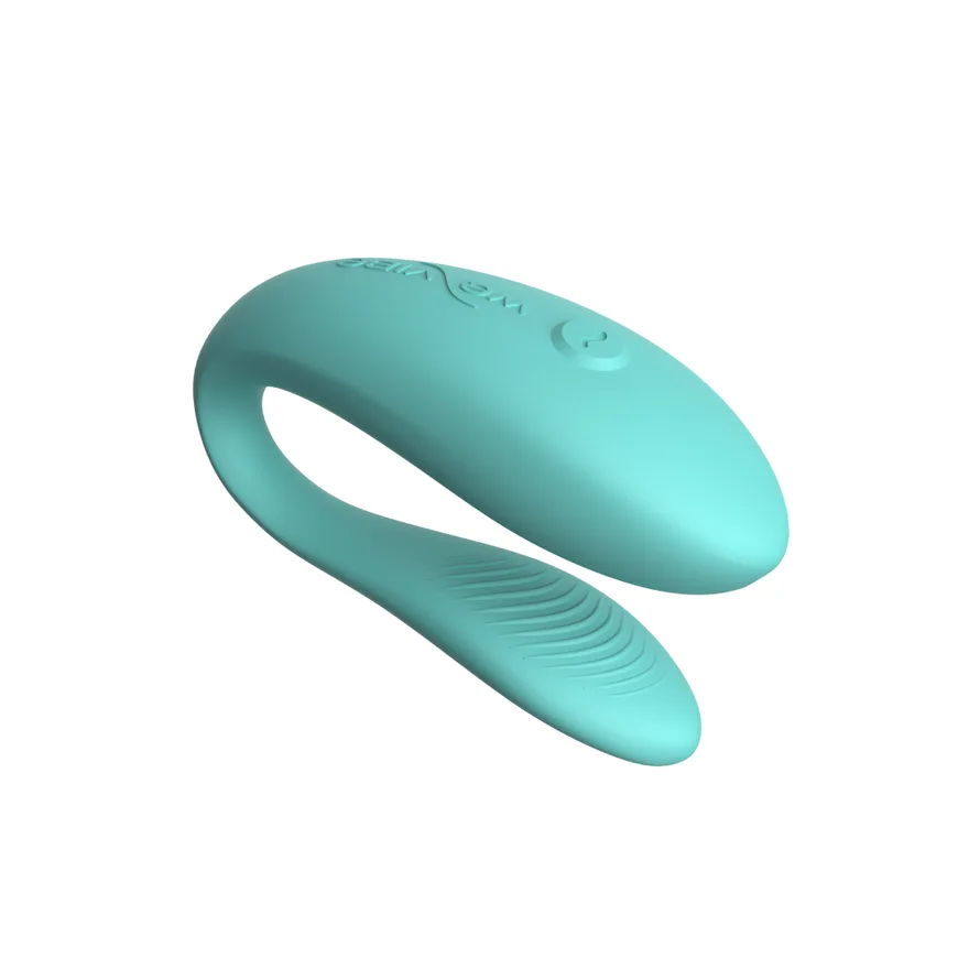 We-Vibe Sync Lite i färgen Aqua, sedd snett framifrån med den C-formade silikonbygeln och knappen på ovansidan