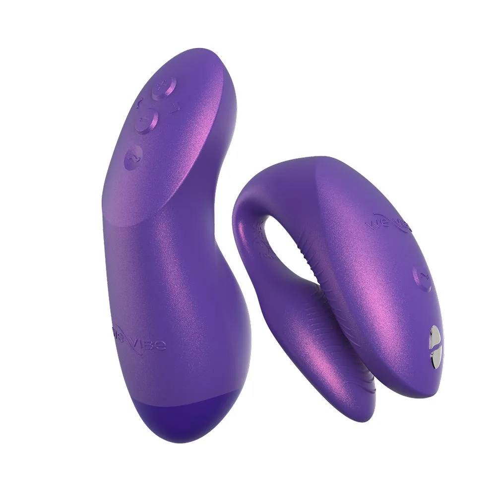 We-Vibe Chorus Pro i Cosmic Purple, sedd snett framifrån tillsammans med sin squeeze-fjärrkontroll
