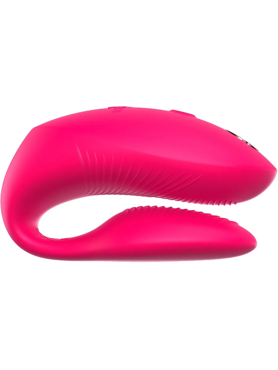 We-Vibe Chorus Pro i Electric Pink, sedd från sidan med den yttre klitorisarmen och den inre G-punktsarmen