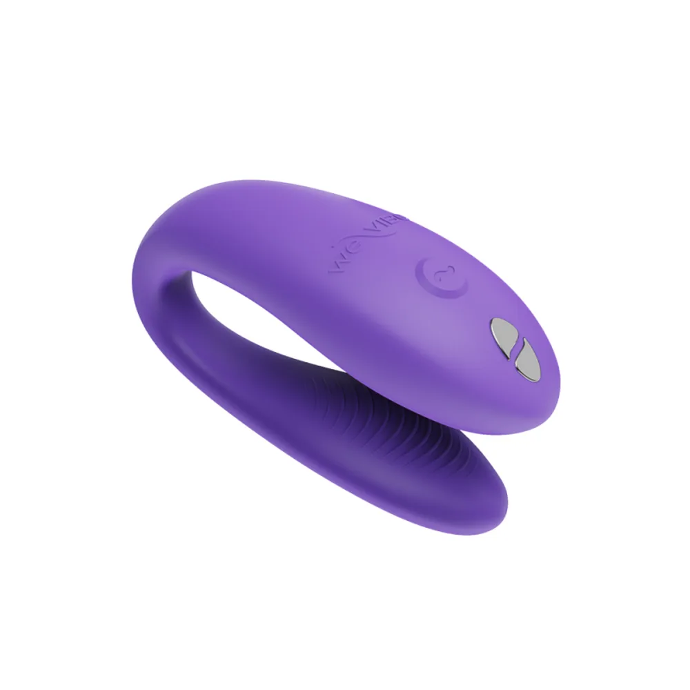We-Vibe Sync Go i lila silikon, sedd snett framifrån med den yttre armen och den räfflade inre armen